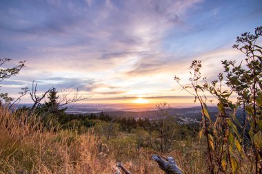 Bir kayanın manzara görüntüsü. Göz kamaştırıcı renklerle bir yaz günbatımı. Feldberg, Taunus Dağları, Hesse, Almanya
