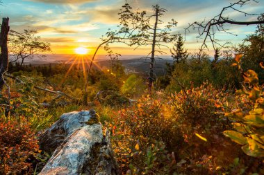 Bir kayanın manzara görüntüsü. Göz kamaştırıcı renklerle bir yaz günbatımı. Feldberg, Taunus Dağları, Hesse, Almanya