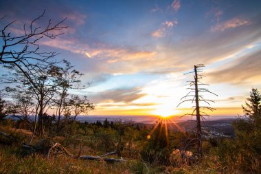 Bir kayanın manzara görüntüsü. Göz kamaştırıcı renklerle bir yaz günbatımı. Feldberg, Taunus Dağları, Hesse, Almanya