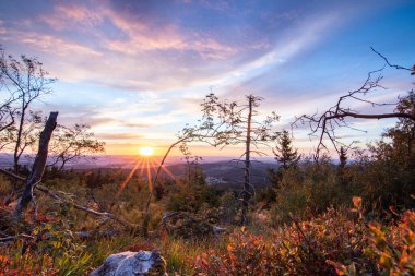 Bir kayanın manzara görüntüsü. Göz kamaştırıcı renklerle bir yaz günbatımı. Feldberg, Taunus Dağları, Hesse, Almanya