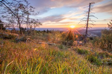 Bir kayanın manzara görüntüsü. Göz kamaştırıcı renklerle bir yaz günbatımı. Feldberg, Taunus Dağları, Hesse, Almanya