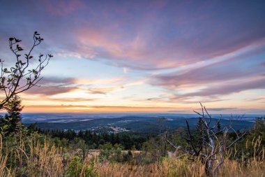 Bir kayanın manzara görüntüsü. Göz kamaştırıcı renklerle bir yaz günbatımı. Feldberg, Taunus Dağları, Hesse, Almanya