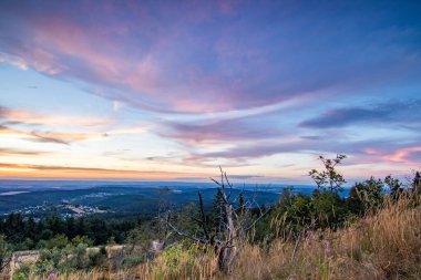 Bir kayanın manzara görüntüsü. Göz kamaştırıcı renklerle bir yaz günbatımı. Feldberg, Taunus Dağları, Hesse, Almanya