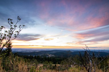 Bir kayanın manzara görüntüsü. Göz kamaştırıcı renklerle bir yaz günbatımı. Feldberg, Taunus Dağları, Hesse, Almanya