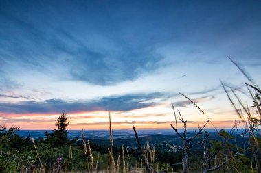 Bir kayanın manzara görüntüsü. Göz kamaştırıcı renklerle bir yaz günbatımı. Feldberg, Taunus Dağları, Hesse, Almanya
