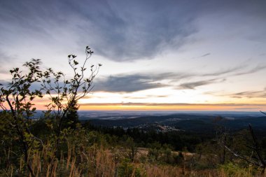Bir kayanın manzara görüntüsü. Göz kamaştırıcı renklerle bir yaz günbatımı. Feldberg, Taunus Dağları, Hesse, Almanya
