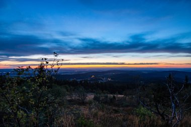 Bir kayanın manzara görüntüsü. Göz kamaştırıcı renklerle bir yaz günbatımı. Feldberg, Taunus Dağları, Hesse, Almanya
