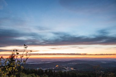 Bir kayanın manzara görüntüsü. Göz kamaştırıcı renklerle bir yaz günbatımı. Feldberg, Taunus Dağları, Hesse, Almanya
