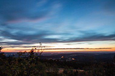 Bir kayanın manzara görüntüsü. Göz kamaştırıcı renklerle bir yaz günbatımı. Feldberg, Taunus Dağları, Hesse, Almanya