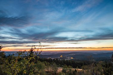 Bir kayanın manzara görüntüsü. Göz kamaştırıcı renklerle bir yaz günbatımı. Feldberg, Taunus Dağları, Hesse, Almanya