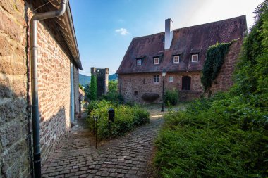 Neckar Nehri 'nin kıyısında manzara çekimi. Göz kamaştırıcı renklerle bir yaz günbatımı. Kale ve kilise Hirschhorn, Feldberg, Taunus Dağları, Hesse, Almanya