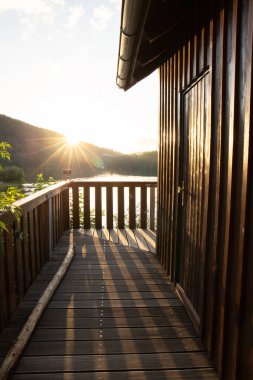 Bir göl kıyısının manzara görüntüsü. Göz kamaştırıcı renklerle bir yaz günbatımı. Marbach Reservoir, Hesse, Almanya