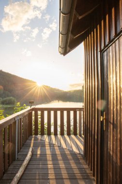 Bir göl kıyısının manzara görüntüsü. Göz kamaştırıcı renklerle bir yaz günbatımı. Marbach Reservoir, Hesse, Almanya