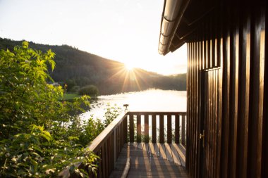 Bir göl kıyısının manzara görüntüsü. Göz kamaştırıcı renklerle bir yaz günbatımı. Marbach Reservoir, Hesse, Almanya