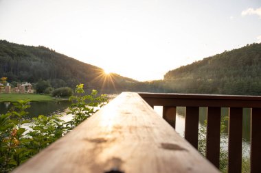 Bir göl kıyısının manzara görüntüsü. Göz kamaştırıcı renklerle bir yaz günbatımı. Marbach Reservoir, Hesse, Almanya
