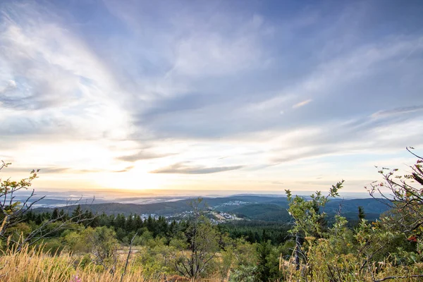 Bir kayanın manzara görüntüsü. Göz kamaştırıcı renklerle bir yaz günbatımı. Feldberg, Taunus Dağları, Hesse, Almanya