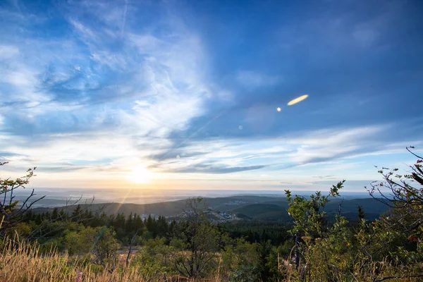 Bir kayanın manzara görüntüsü. Göz kamaştırıcı renklerle bir yaz günbatımı. Feldberg, Taunus Dağları, Hesse, Almanya