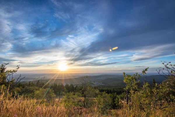 Bir kayanın manzara görüntüsü. Göz kamaştırıcı renklerle bir yaz günbatımı. Feldberg, Taunus Dağları, Hesse, Almanya
