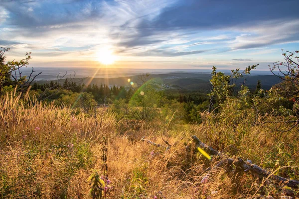 Bir kayanın manzara görüntüsü. Göz kamaştırıcı renklerle bir yaz günbatımı. Feldberg, Taunus Dağları, Hesse, Almanya