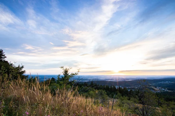 Bir kayanın manzara görüntüsü. Göz kamaştırıcı renklerle bir yaz günbatımı. Feldberg, Taunus Dağları, Hesse, Almanya
