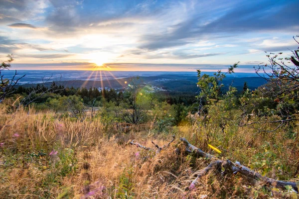 Bir kayanın manzara görüntüsü. Göz kamaştırıcı renklerle bir yaz günbatımı. Feldberg, Taunus Dağları, Hesse, Almanya