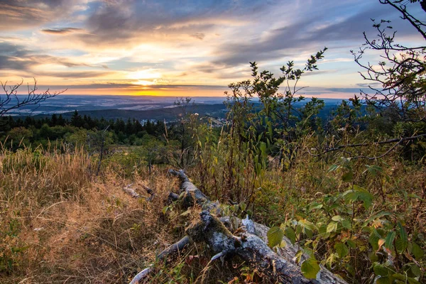 Bir kayanın manzara görüntüsü. Göz kamaştırıcı renklerle bir yaz günbatımı. Feldberg, Taunus Dağları, Hesse, Almanya