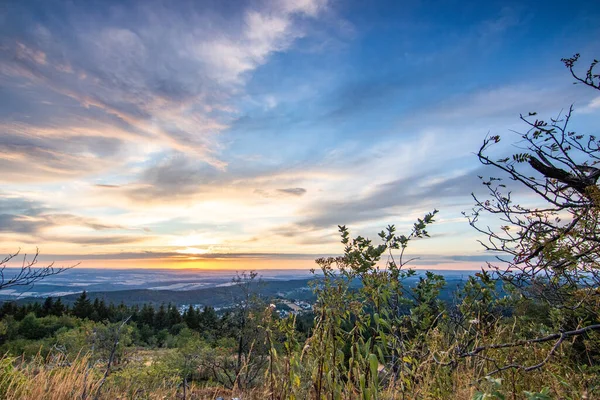 Bir kayanın manzara görüntüsü. Göz kamaştırıcı renklerle bir yaz günbatımı. Feldberg, Taunus Dağları, Hesse, Almanya