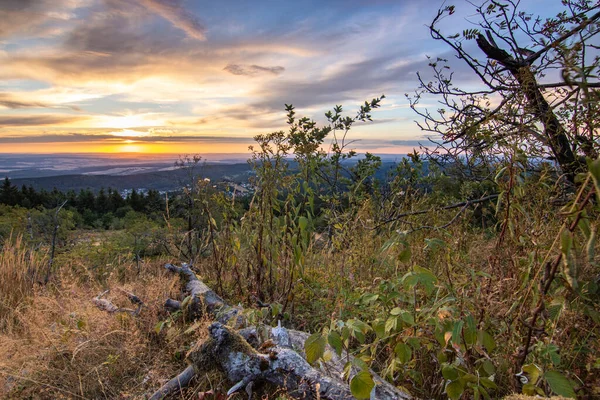 Bir kayanın manzara görüntüsü. Göz kamaştırıcı renklerle bir yaz günbatımı. Feldberg, Taunus Dağları, Hesse, Almanya