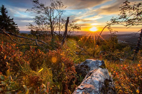 Bir kayanın manzara görüntüsü. Göz kamaştırıcı renklerle bir yaz günbatımı. Feldberg, Taunus Dağları, Hesse, Almanya