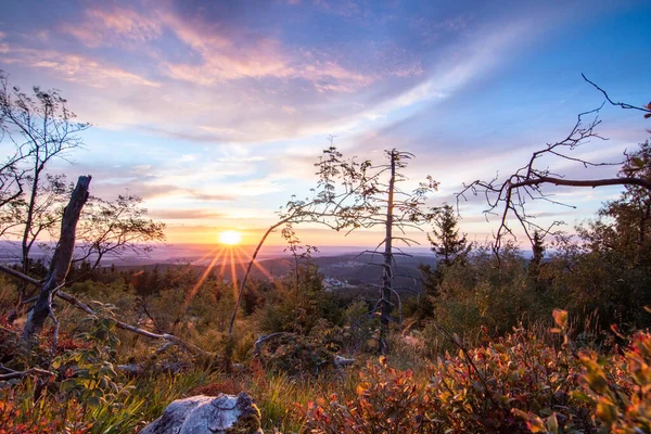Bir kayanın manzara görüntüsü. Göz kamaştırıcı renklerle bir yaz günbatımı. Feldberg, Taunus Dağları, Hesse, Almanya