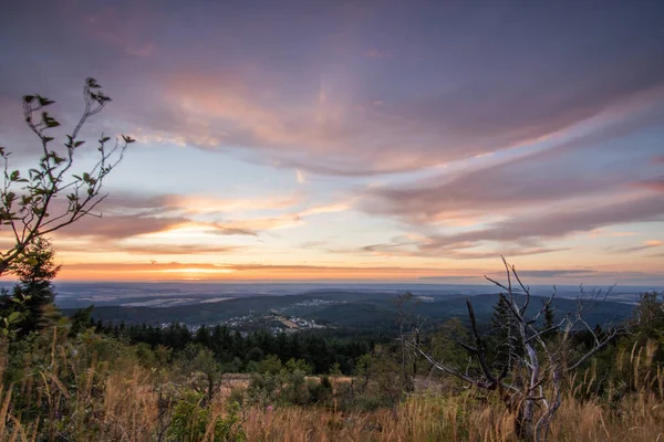 Bir kayanın manzara görüntüsü. Göz kamaştırıcı renklerle bir yaz günbatımı. Feldberg, Taunus Dağları, Hesse, Almanya