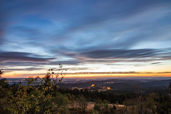 Bir kayanın manzara görüntüsü. Göz kamaştırıcı renklerle bir yaz günbatımı. Feldberg, Taunus Dağları, Hesse, Almanya
