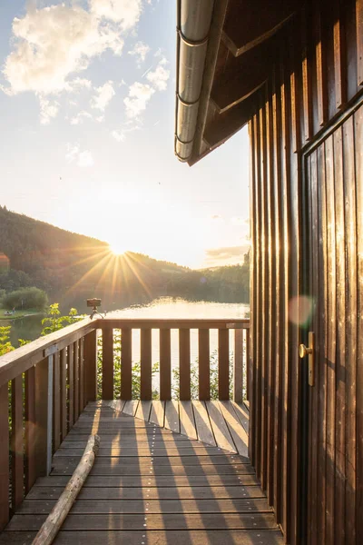 Bir göl kıyısının manzara görüntüsü. Göz kamaştırıcı renklerle bir yaz günbatımı. Marbach Reservoir, Hesse, Almanya