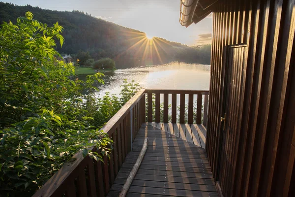 Bir göl kıyısının manzara görüntüsü. Göz kamaştırıcı renklerle bir yaz günbatımı. Marbach Reservoir, Hesse, Almanya
