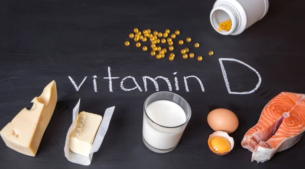 豊富なビタミン D と黄色の錠剤を含む食品 ロイヤリティフリーのストック画像