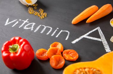 Doğal vitamin A ve sarı hapları gıda kaynakları. Üstten görünüm. Sağlıklı beslenme kavramı