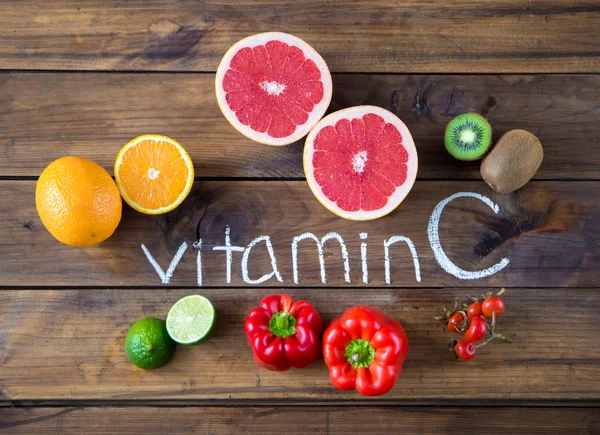 Vitamina C en frutas y verduras. Productos naturales ricos en vitamina C —  Fotos de Stock