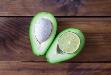 avokado, kireç ahşap arka plan üzerinde görünümü top,