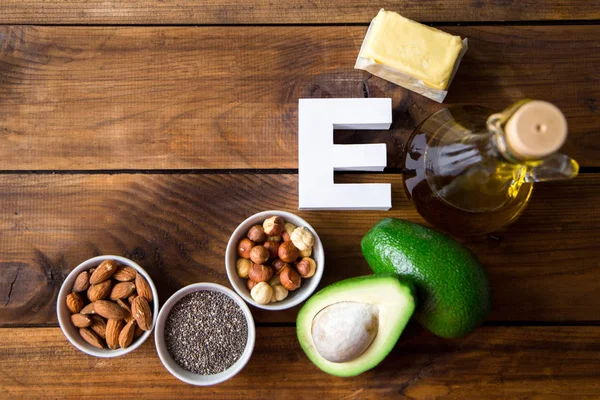 Naturprodukte reich an Vitamin E und Buchstabe e. helthcare Konzept Stockbild