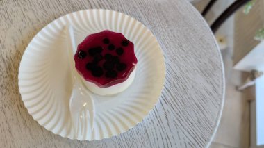 Böğürtlen jölesi ve taze malzemelerle süslenmiş çok cazip bir tatlı. Özel durumlar için ideal.