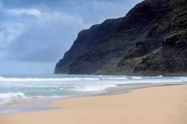 Hawaii, Kauai 'deki gizli, güzel, el değmemiş kumsal.