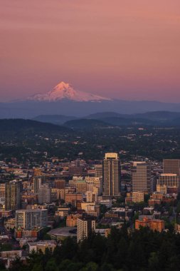 mt. Günbatımında kaput ve ufuk çizgisi