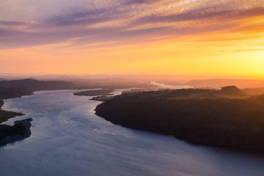 Nehir manzarası ve güzel gün batımı