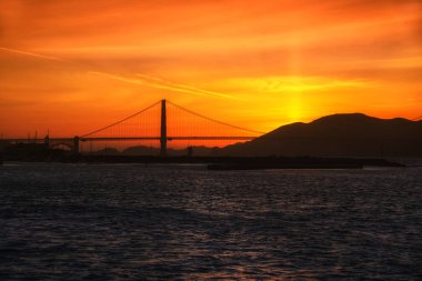 Gün batımında Tilikum Köprüsü, Portland Oregon