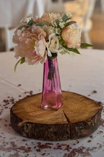 Güzel bir buket pembe şakayık 