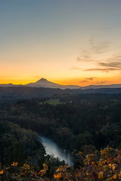 Hood Dağı 'nın üzerinde turuncu gün doğumu