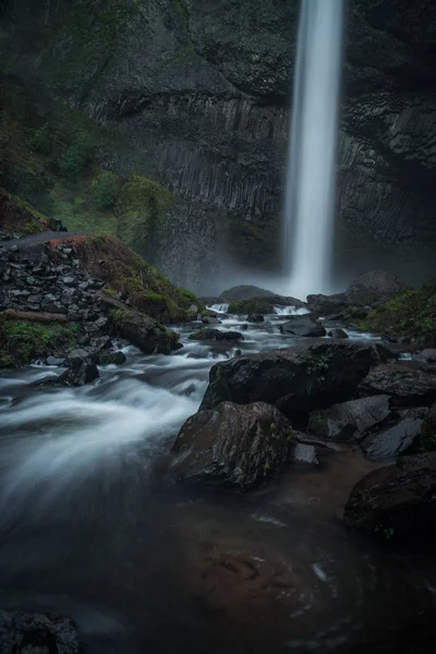 Dağlarda güzel bir şelale