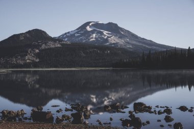 Dağlar gölün üzerinde yansıyor