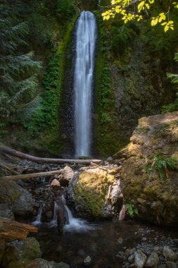 Dağlarda güzel bir şelale