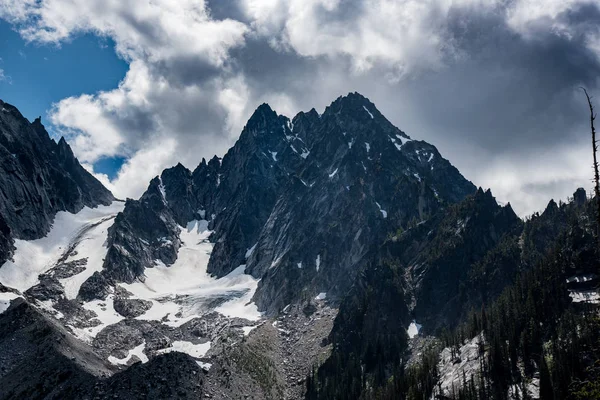 Kayalık dağ zirvesi